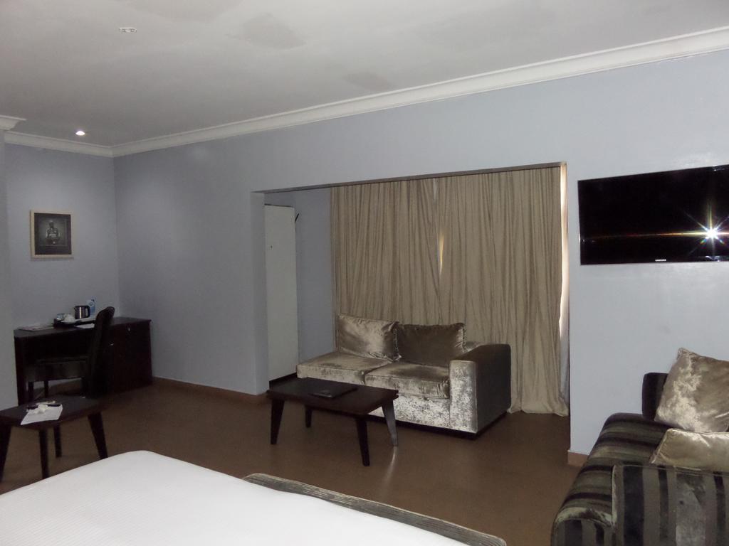 Tudor House Hotel Lagos Esterno foto